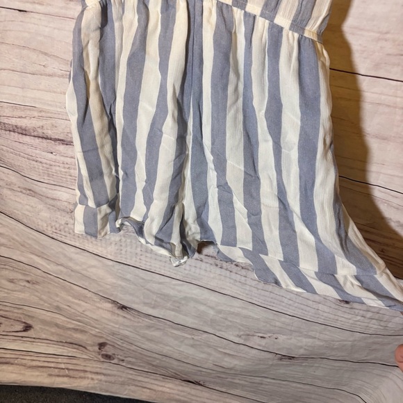 American eagle Off the Shoulder Blue and White Striped Romper Shorts NWT Medium - Picture 3 of 9